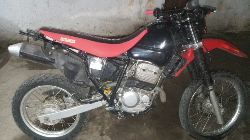 Se resistió a ser identificado, atacó a la Policía y descubrieron que tenía una moto robada en su poder