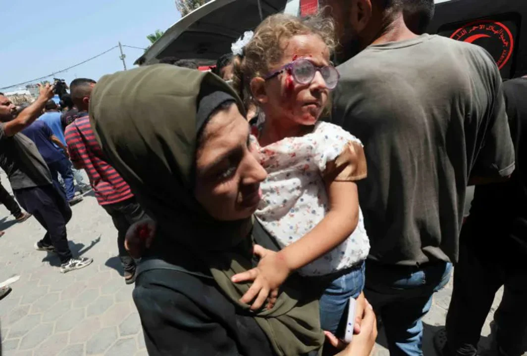 Al menos 30 muertos por bombardeo en un hospital de campaña en Gaza