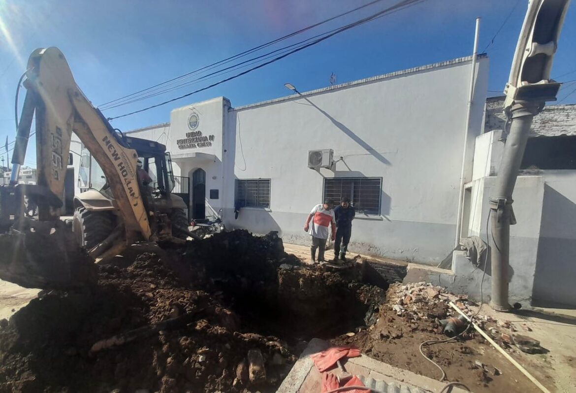 Charata: el gobierno provincial instaló nueva cañería y limpió la red cloacal de la Alcaidía