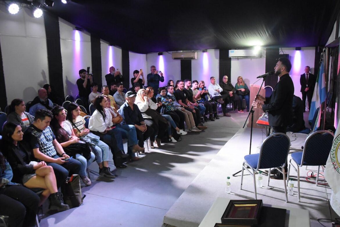 Jóvenes que Inspiran: Una jornada de motivación en la Bienal de Esculturas 2024